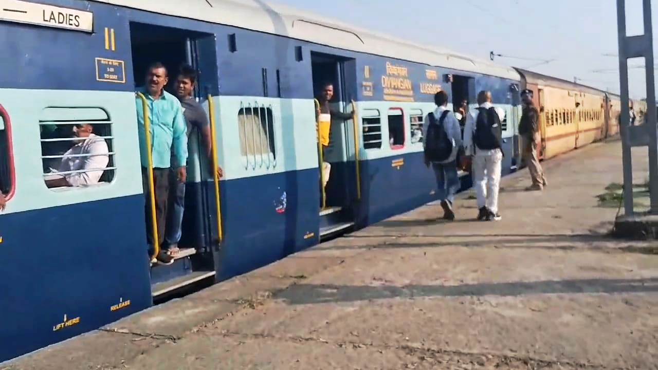 नालंदा सांसद कौशलेंद्र कुमार की पहल पर दो ट्रेनों का ठहराव हुआ शुरू 3