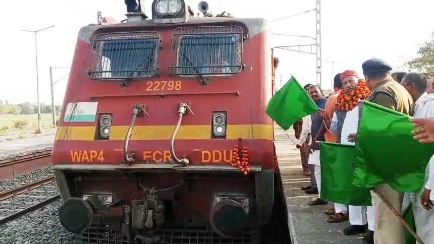 नालंदा सांसद कौशलेंद्र कुमार की पहल पर दो ट्रेनों का ठहराव हुआ शुरू 1