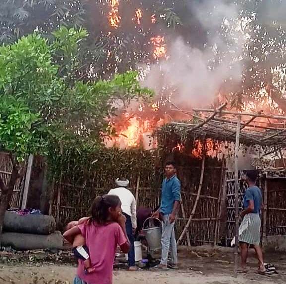 बछवाड़ा में चूल्हे की चिंगारी से लगी आग में सात फूस का घर समेत हजारो रुपये की संपत्ति जलकर राख 2