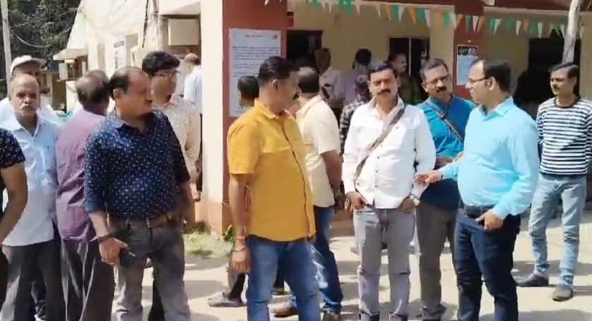 बेगूसराय में अपराधियों ने सोना चांदी दुकान पर चढ़कर लूटपाट करने के दौरान गोलीबारी से नाराज व्यावसायी संघ ने अपना-अपना दुकान बंद रखा 2