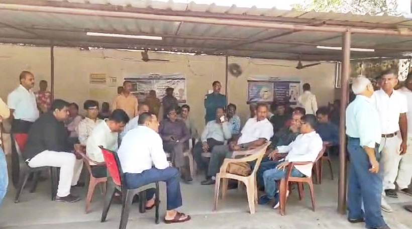 बेगूसराय में अपराधियों ने सोना चांदी दुकान पर चढ़कर लूटपाट करने के दौरान गोलीबारी से नाराज व्यावसायी संघ ने अपना-अपना दुकान बंद रखा 3