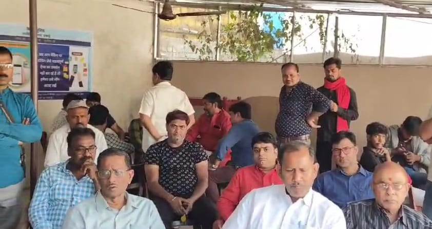 बेगूसराय में अपराधियों ने सोना चांदी दुकान पर चढ़कर लूटपाट करने के दौरान गोलीबारी से नाराज व्यावसायी संघ ने अपना-अपना दुकान बंद रखा 1