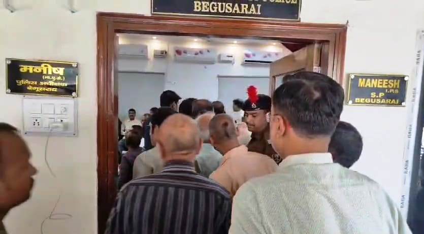 बेगूसराय में अपराधियों ने सोना चांदी दुकान पर चढ़कर लूटपाट करने के दौरान गोलीबारी से नाराज व्यावसायी संघ ने अपना-अपना दुकान बंद रखा 4