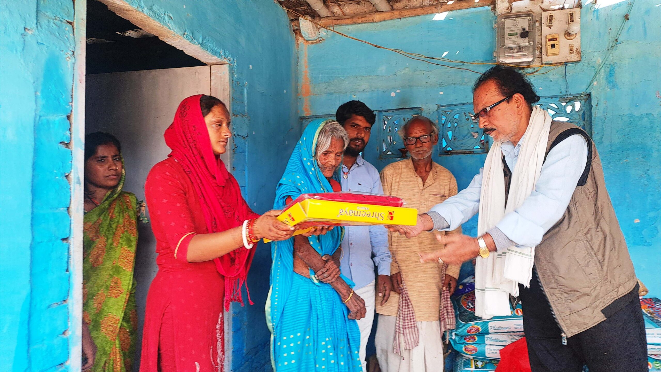 समस्तीपुर: समाजसेवी राजू सहनी का सराहनीय कार्य, अग्नि पीड़ित परिवारों को पहुंचाई सहायता 6