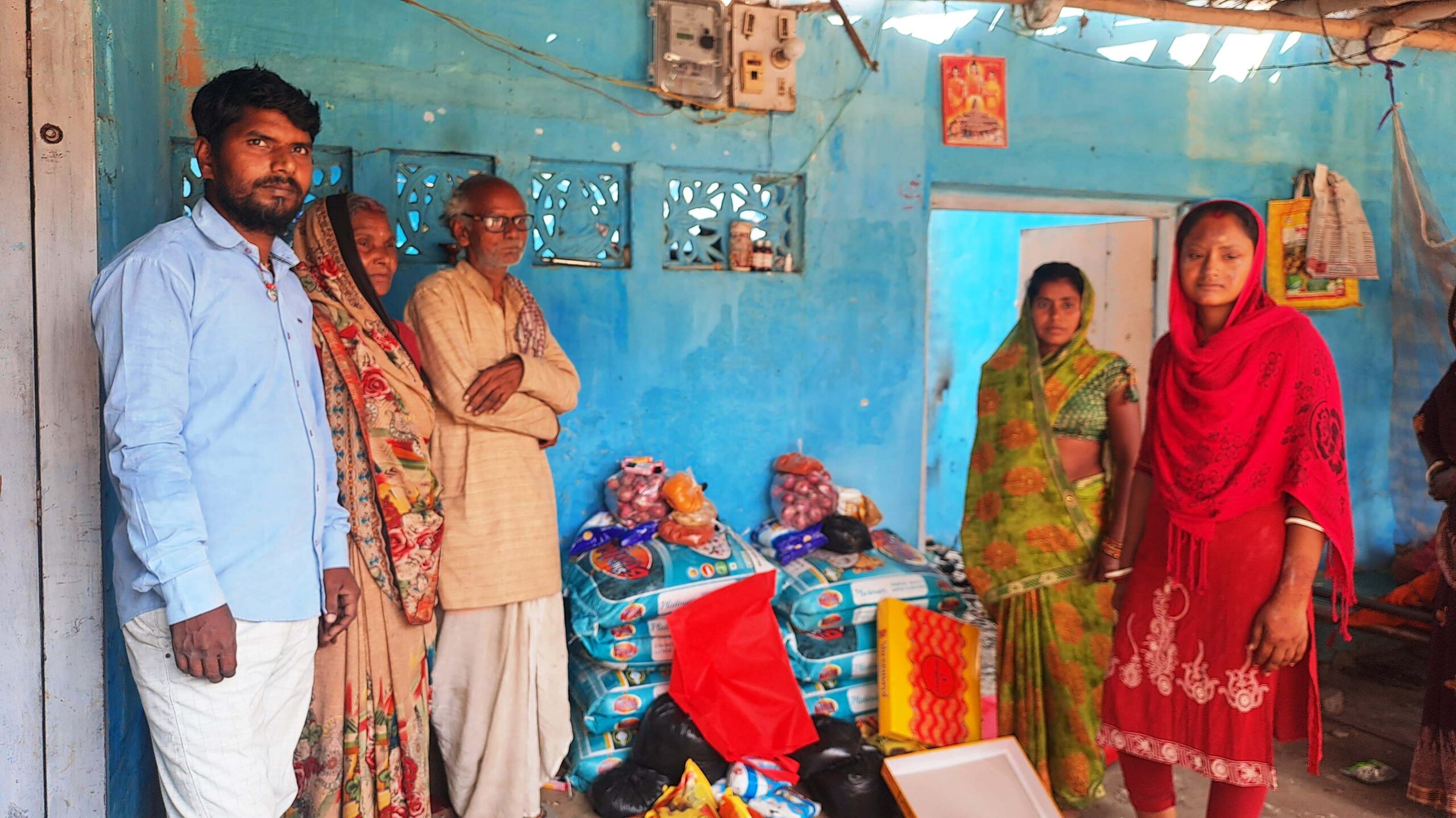 समस्तीपुर: समाजसेवी राजू सहनी का सराहनीय कार्य, अग्नि पीड़ित परिवारों को पहुंचाई सहायता 2