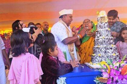 बेगूसराय मटिहानी के पूर्व विधायक नरेंद्र कुमार उर्फ बोगो सिंह के जन्मदिन पर हुआ होली मिलन समारोह का भव्य आयोजन 23