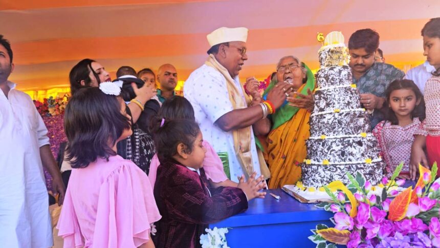 बेगूसराय मटिहानी के पूर्व विधायक नरेंद्र कुमार उर्फ बोगो सिंह के जन्मदिन पर हुआ होली मिलन समारोह का भव्य आयोजन 1
