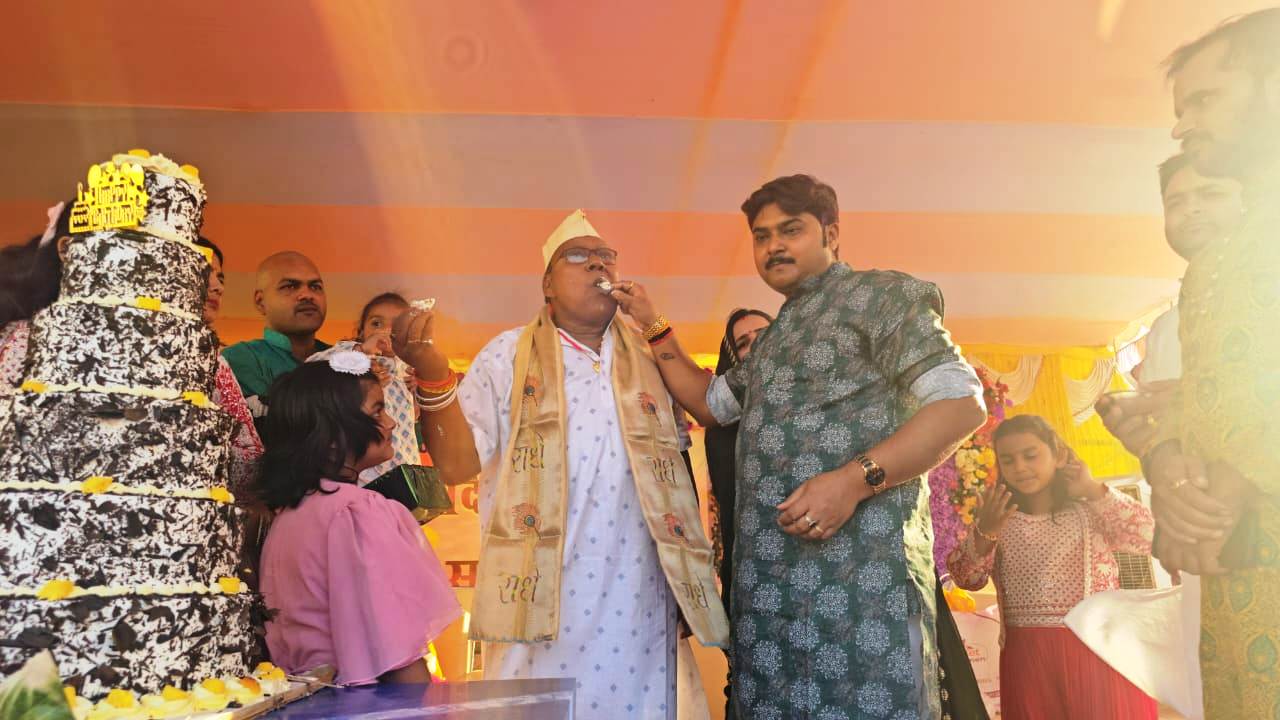 बेगूसराय मटिहानी के पूर्व विधायक नरेंद्र कुमार उर्फ बोगो सिंह के जन्मदिन पर हुआ होली मिलन समारोह का भव्य आयोजन 2