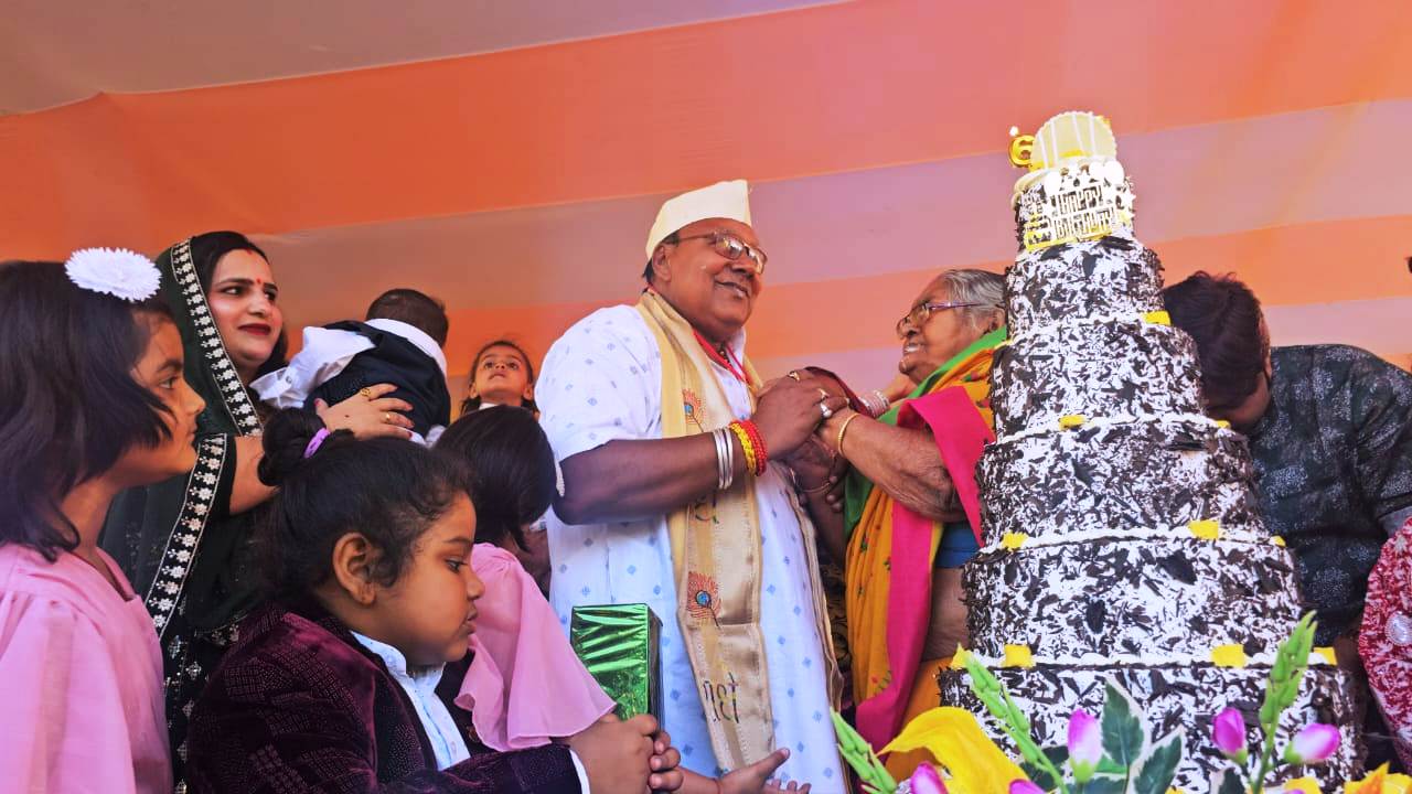 बेगूसराय मटिहानी के पूर्व विधायक नरेंद्र कुमार उर्फ बोगो सिंह के जन्मदिन पर हुआ होली मिलन समारोह का भव्य आयोजन 3