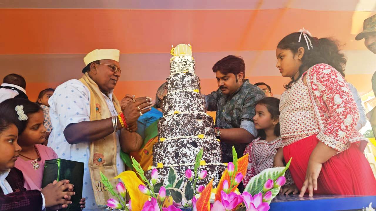 बेगूसराय मटिहानी के पूर्व विधायक नरेंद्र कुमार उर्फ बोगो सिंह के जन्मदिन पर हुआ होली मिलन समारोह का भव्य आयोजन 4