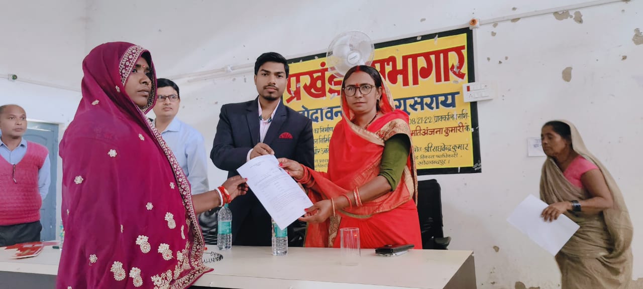 खोदावंदपुर प्रखंड में 892 लाभुकों के बीच आवास स्वीकृति पत्र का वितरण 2