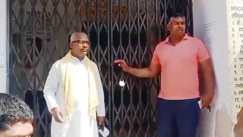 समस्तीपुर: नाराज प्रखंड प्रमुख ने शिवाजीनगर अंचल कार्यालय के मुख्य गेट लगाया ताला 2