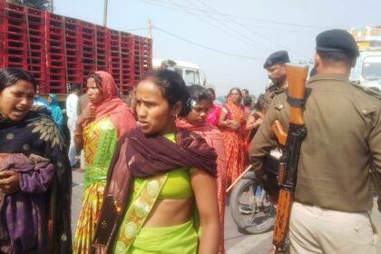 शव रखकर डेढ़ घंटे तक एनएच 28 सड़क जामकर किया उग्र प्रदर्शन 27