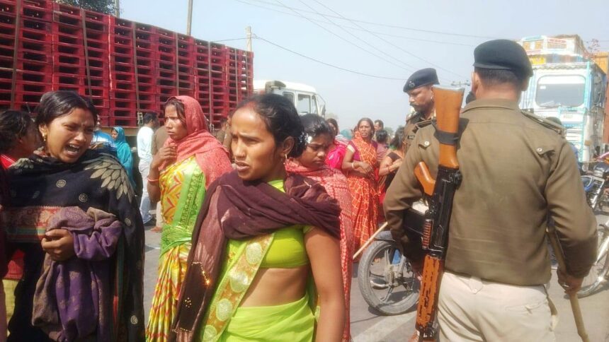 शव रखकर डेढ़ घंटे तक एनएच 28 सड़क जामकर किया उग्र प्रदर्शन 1
