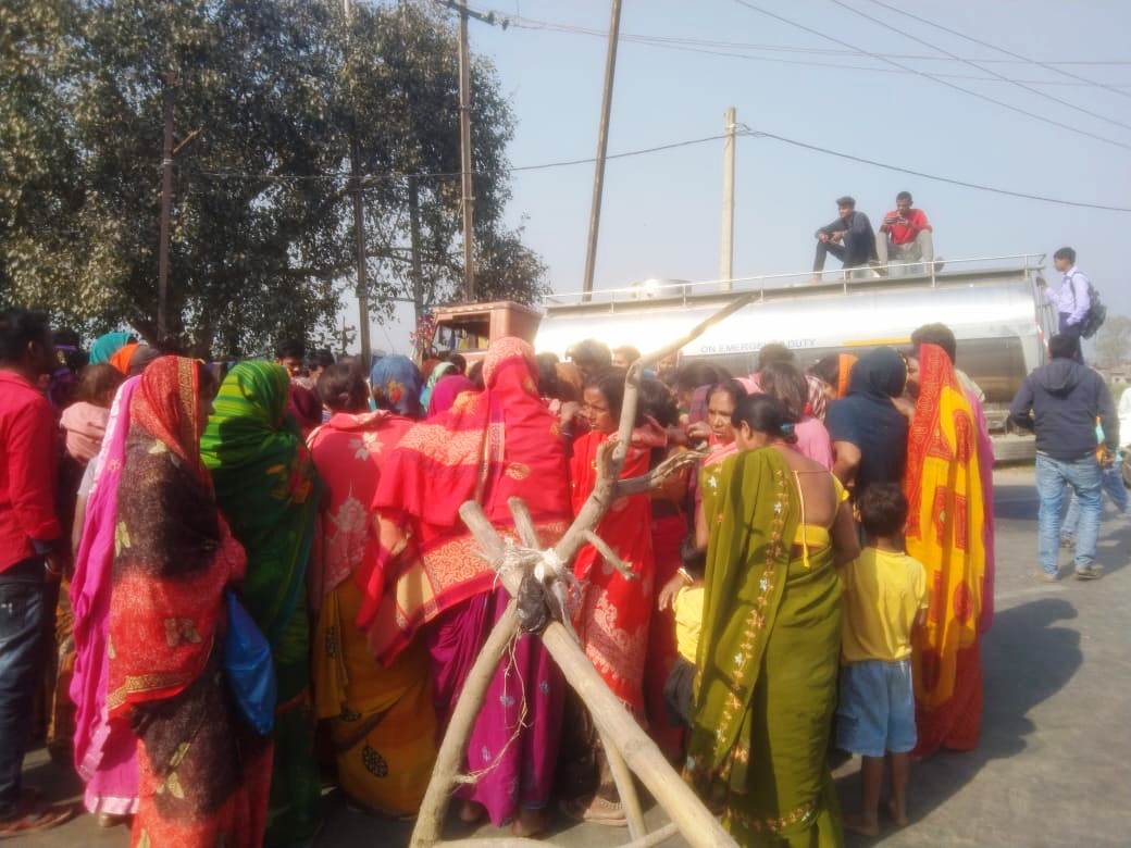 शव रखकर डेढ़ घंटे तक एनएच 28 सड़क जामकर किया उग्र प्रदर्शन 2