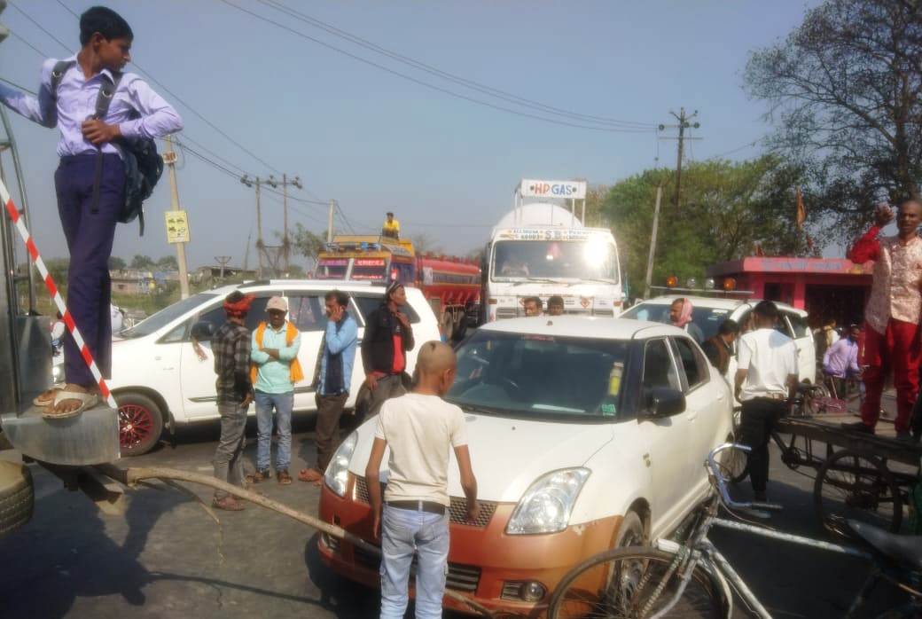 शव रखकर डेढ़ घंटे तक एनएच 28 सड़क जामकर किया उग्र प्रदर्शन 3