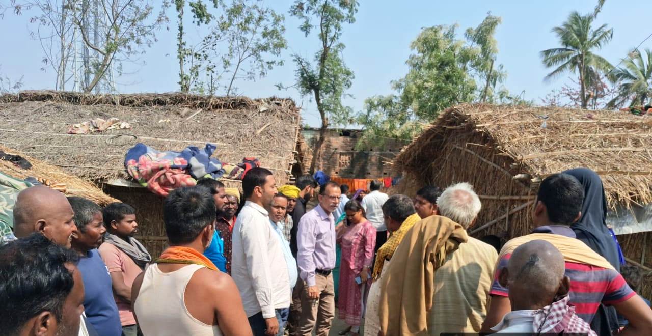 समस्याओं के समाधान को लेकर अधिकारियों की टीम ने महादलित टोला का किया स्थलीय निरीक्षण 2