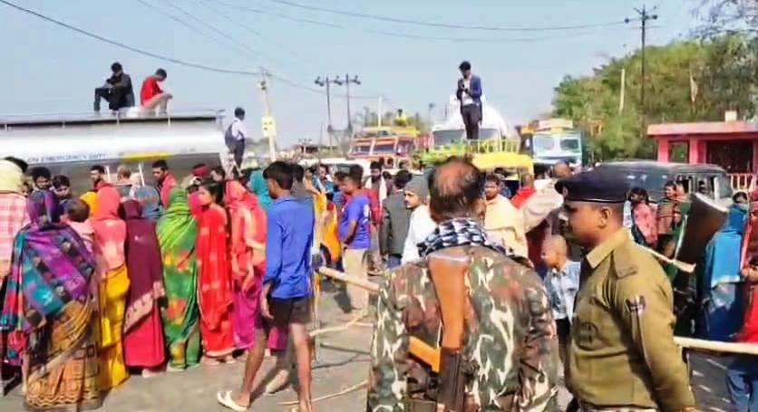 बेगूसराय में बेख़ौफ़ अपराधियों एक युवक को गोली मारकर किया हत्या, आक्रोशित परिजनों ने सड़क जाम कर किया हंगामा 1