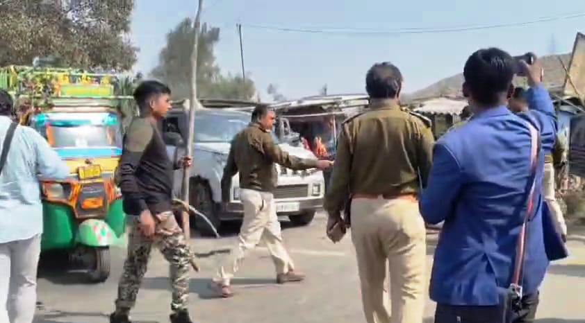 बेगूसराय में बेख़ौफ़ अपराधियों एक युवक को गोली मारकर किया हत्या, आक्रोशित परिजनों ने सड़क जाम कर किया हंगामा 3