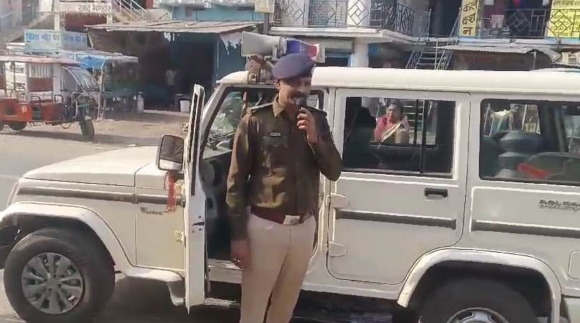 नालंदा: अज्ञात महिला के शव मामले में पुलिस जिले के चौक चौराहों पर कर रही है माइकिंग, जगह जगह पुलिस चिपका रही महिला की तस्वीर 3