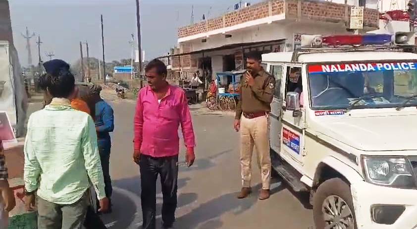 नालंदा: अज्ञात महिला के शव मामले में पुलिस जिले के चौक चौराहों पर कर रही है माइकिंग, जगह जगह पुलिस चिपका रही महिला की तस्वीर 2