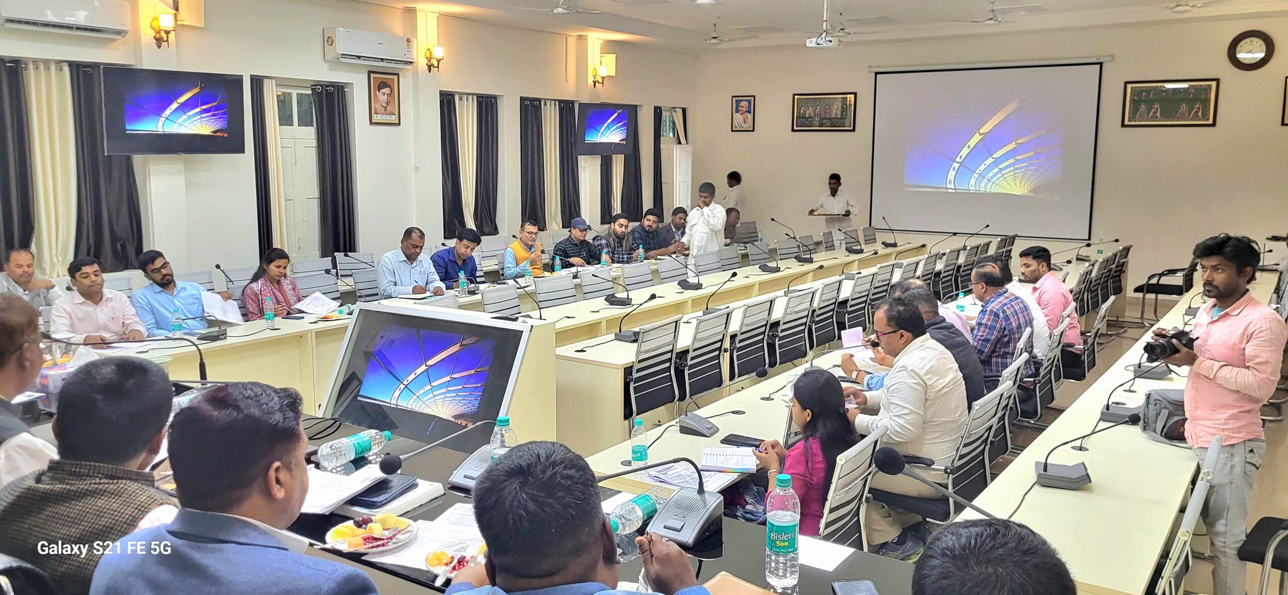 बिहार विधान सभा आम निर्वाचन 2025 के तैयारियों से संबंधित एवं मतदाता सूची के सतत अद्यतनीकरण की जिला पदाधिकारी तुषार सिंगला ने की समीक्षा बैठक 2