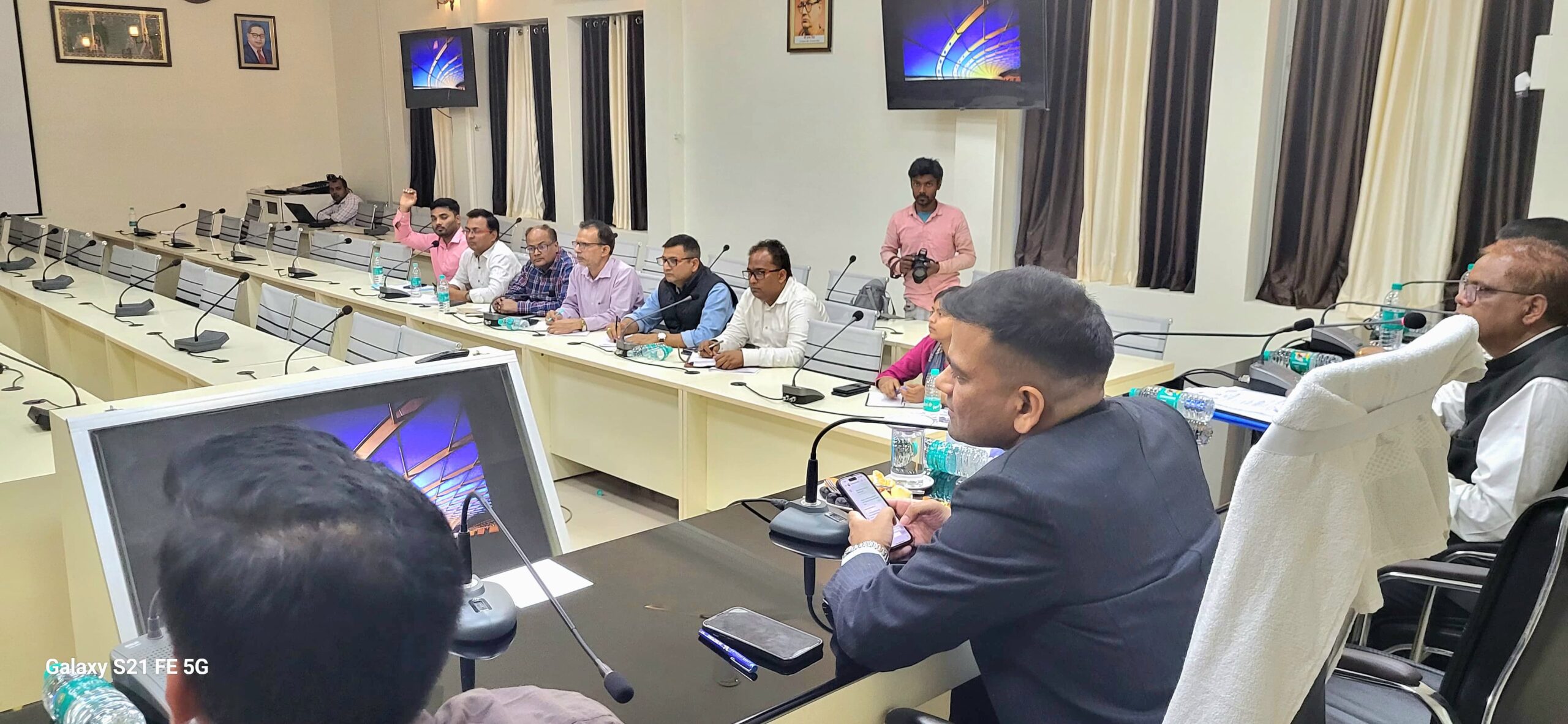 बिहार विधान सभा आम निर्वाचन 2025 के तैयारियों से संबंधित एवं मतदाता सूची के सतत अद्यतनीकरण की जिला पदाधिकारी तुषार सिंगला ने की समीक्षा बैठक 3
