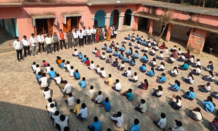 भगवानपुर प्रखंड के विभिन्न विद्यालयों में बच्चों को चक्रवाती तुफान एवं तेज आंधी से बचाव के बताये गए तरीके 1