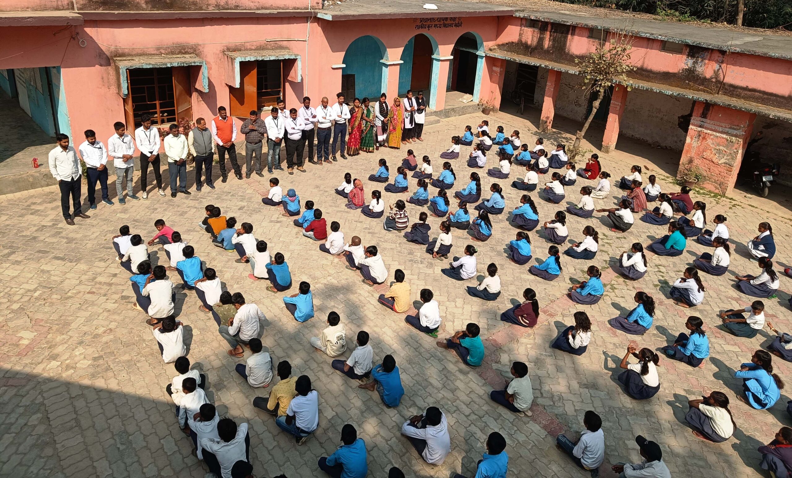 भगवानपुर प्रखंड के विभिन्न विद्यालयों में बच्चों को चक्रवाती तुफान एवं तेज आंधी से बचाव के बताये गए तरीके 2