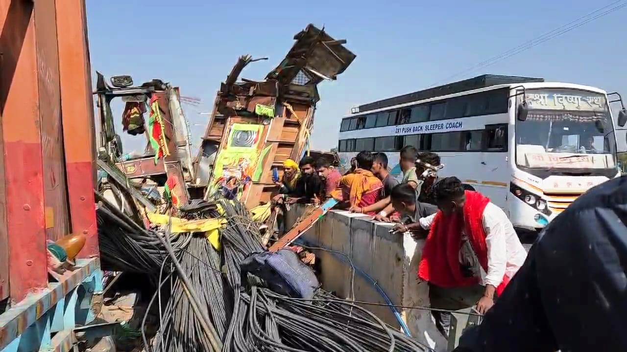नालंदा: अनियंत्रित होकर ट्रक डिवाइडर से टकराई, चालक और खलासी की मौके पर हुई दर्दनाक मौत 3