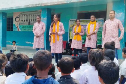 अपना यूरिया सोना उगले बेगूसराय हो हरा भरा" जैसे गीतों को गाते हुए कलाकार सुरक्षा के प्रति लोगों को किया जागरूक 4