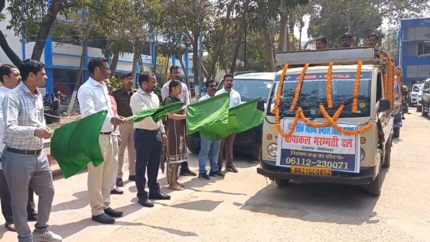 नालंदा में जल संकट से निपटने की तैयारी, बीस प्रखंडों के लिए चापाकल मरम्मती दल को डीडीसी और कार्यपालक अभियंता ने डीएम कार्यालय से हरी झंडी दिखाकर किया रवाना 1