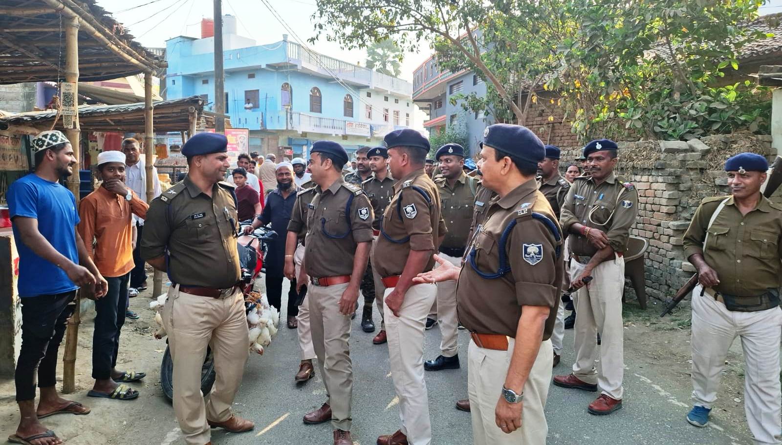 होली को लेकर पुलिस ने किया फ्लैग मार्च,दिया सौहार्दपूर्ण वातावरण में पर्व मनाने का संदेश 2