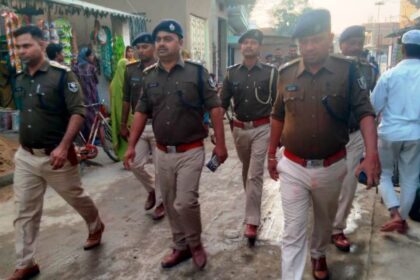 होली को लेकर पुलिस ने किया फ्लैग मार्च,दिया सौहार्दपूर्ण वातावरण में पर्व मनाने का संदेश 22