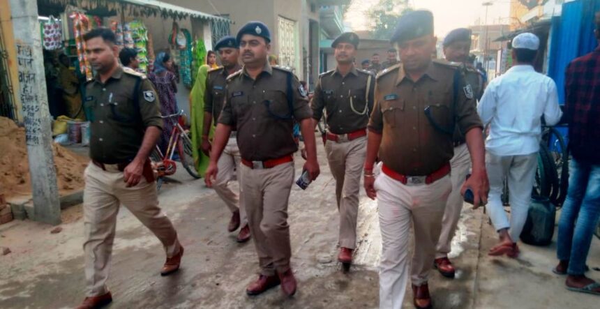 होली को लेकर पुलिस ने किया फ्लैग मार्च,दिया सौहार्दपूर्ण वातावरण में पर्व मनाने का संदेश 1