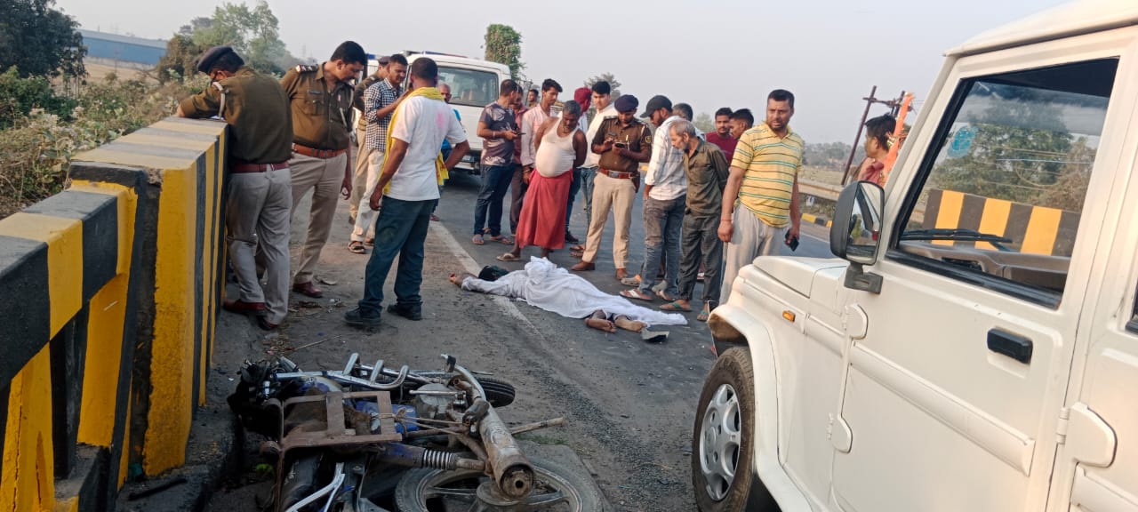 बेगूसराय के जीरोमाइल रेलवे ओवरब्रिज पर सड़क हादसे में बाईक सवार की मौत 2