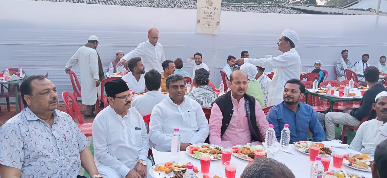 समस्तीपुर फाजिलपुर में दावतें इफ्तार आयोजित,इलाके के प्रबुद्ध लोग हुए शामिल 3