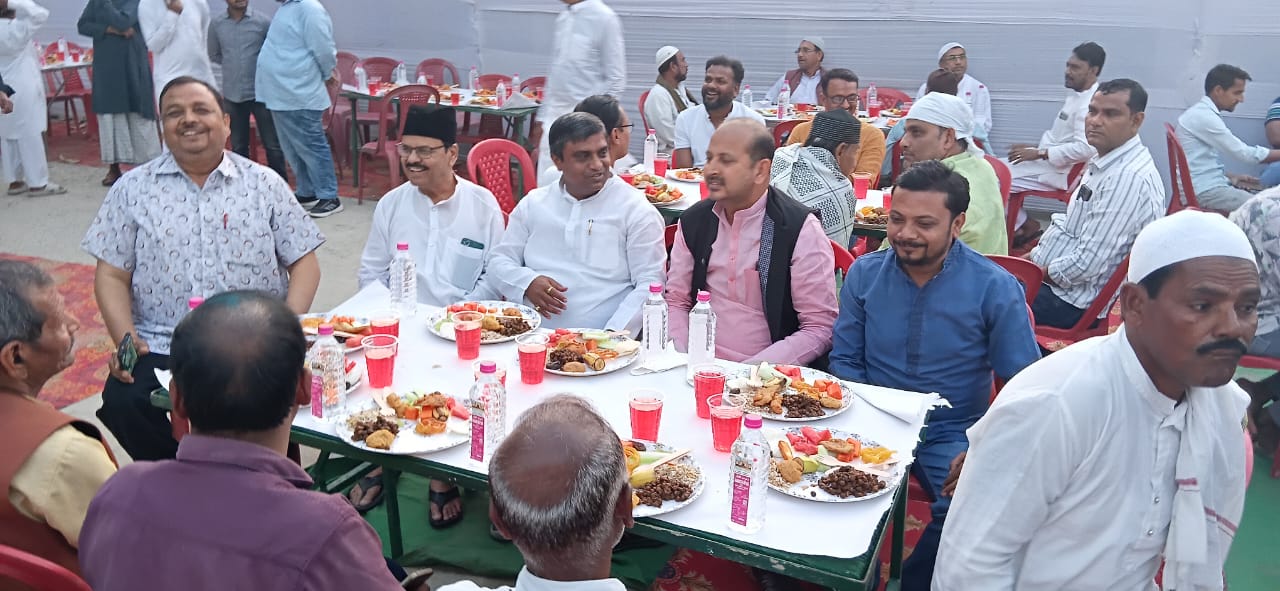 समस्तीपुर फाजिलपुर में दावतें इफ्तार आयोजित,इलाके के प्रबुद्ध लोग हुए शामिल 2
