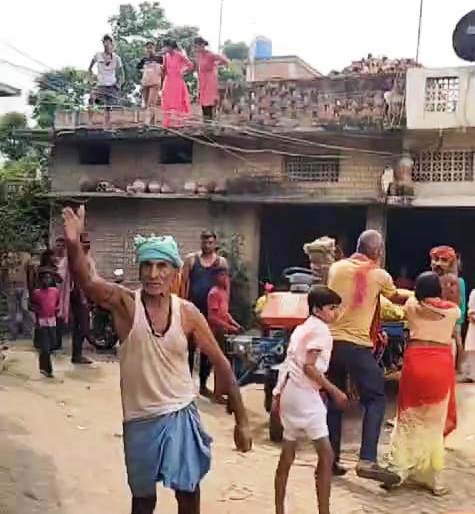 बेगूसराय में जमीनी विवाद को लेकर दो पक्षों के बीच मारपीट में एक लोग गंभीर रूप से घायल 2