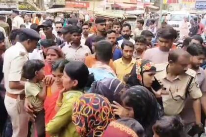 बेगूसराय में सड़क दुर्घटना में घायल मासूम की इलाज के दौरान मौत, मौत से गुस्साए परिजनों ने निजी अस्पताल में इलाज में लापरवाही के आरोप लगाकर जमकर किया हंगामा 26