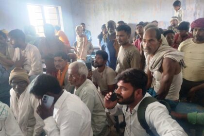 बेगूसराय चमथा दियारे में आक्रोशित ग्रामीणों ने मुआवजे की मांग को लेकर विद्यालय के शिक्षकों को बंधक बनाते हुए की तालाबंदी 17
