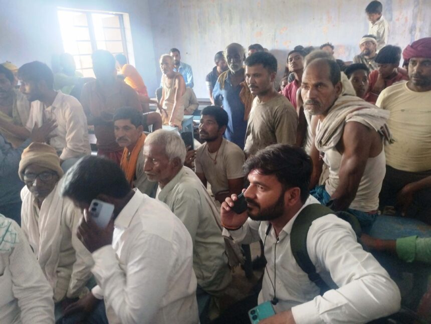 बेगूसराय चमथा दियारे में आक्रोशित ग्रामीणों ने मुआवजे की मांग को लेकर विद्यालय के शिक्षकों को बंधक बनाते हुए की तालाबंदी 1