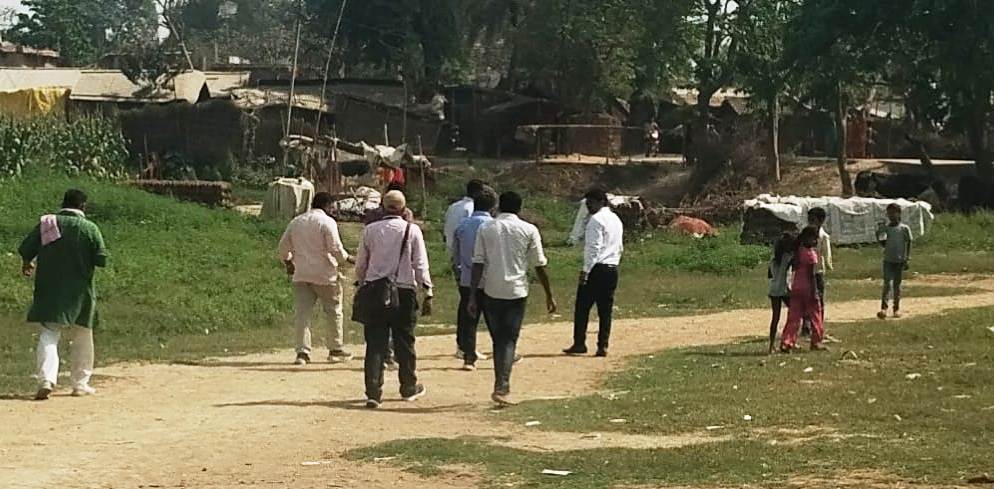 बेगूसराय चमथा दियारे में आक्रोशित ग्रामीणों ने मुआवजे की मांग को लेकर विद्यालय के शिक्षकों को बंधक बनाते हुए की तालाबंदी 5