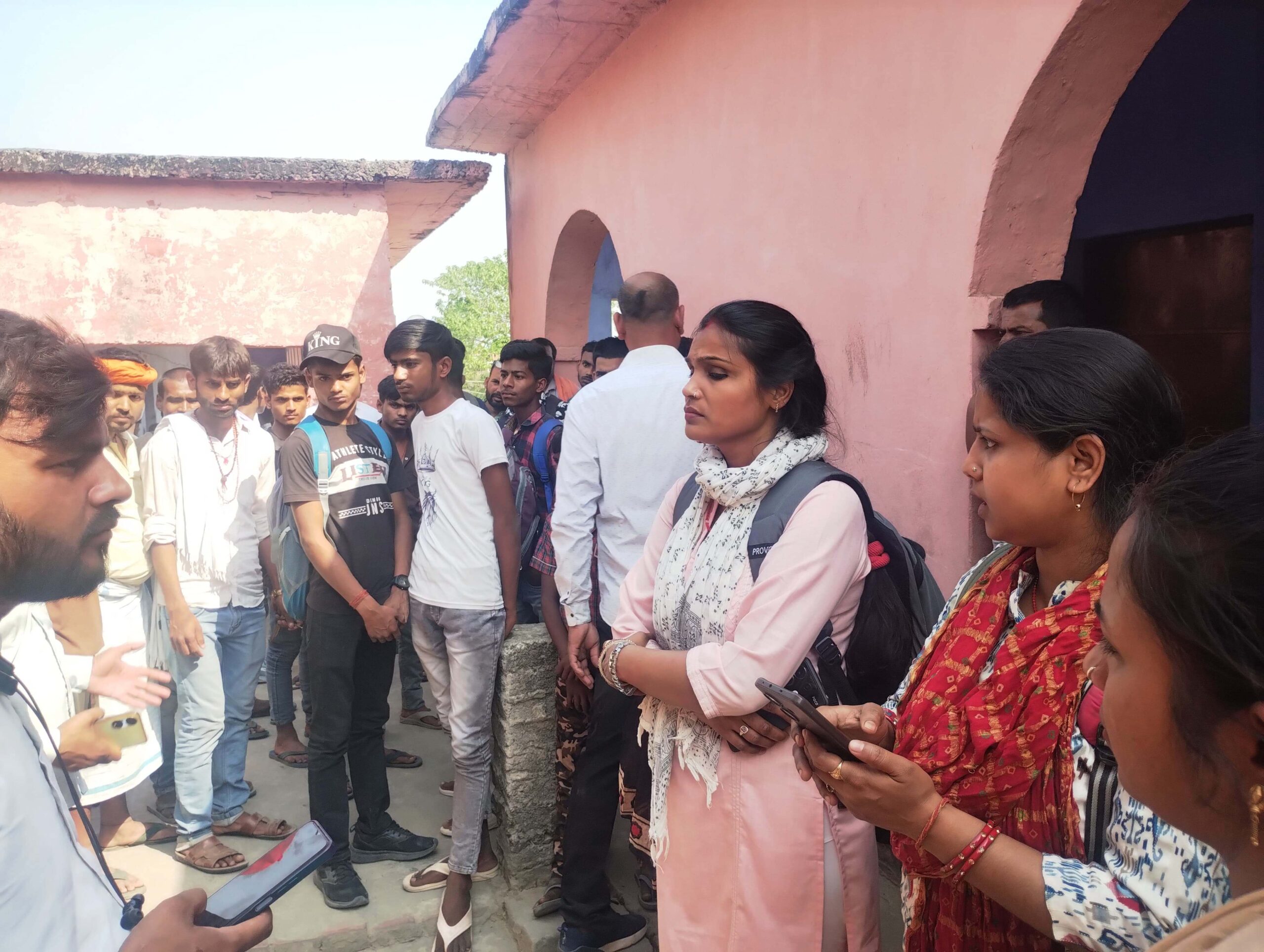 बेगूसराय चमथा दियारे में आक्रोशित ग्रामीणों ने मुआवजे की मांग को लेकर विद्यालय के शिक्षकों को बंधक बनाते हुए की तालाबंदी 3