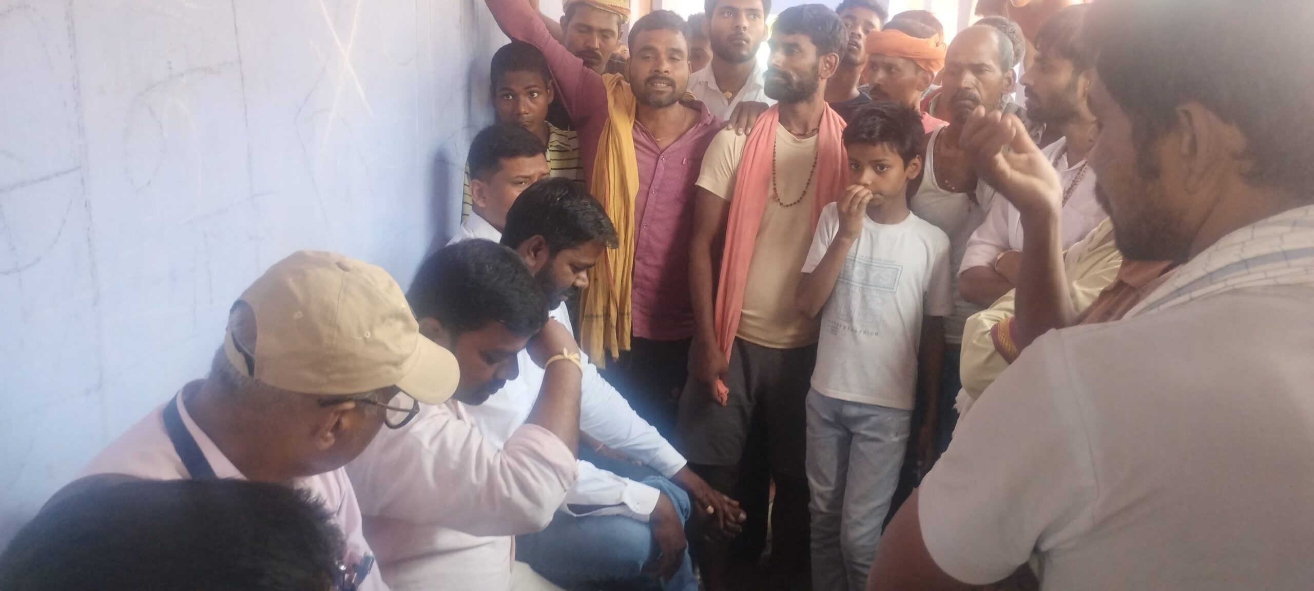 बेगूसराय चमथा दियारे में आक्रोशित ग्रामीणों ने मुआवजे की मांग को लेकर विद्यालय के शिक्षकों को बंधक बनाते हुए की तालाबंदी 4