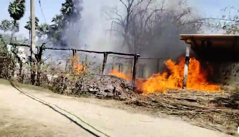 समस्तीपुर के भगीरथपुर में भीषण आग लगने से करीब एक दर्जन घर जलकर राख 9