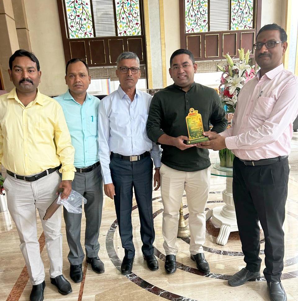 डॉक्टर मुरारी बिहार के सर्वश्रेष्ठ डीलर सम्मान से हुए सम्मानित 13