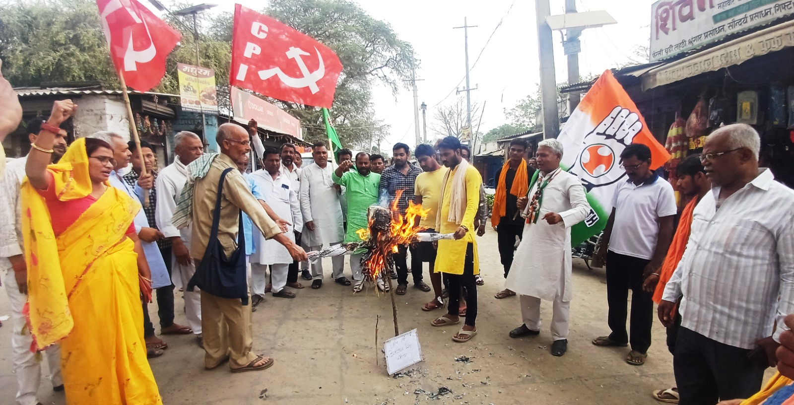मक्का अनुसंधान केंद्र के स्थानांतरण के खिलाफ महागठबंधन कार्यकर्ताओं ने कृषि मंत्री का फूंका पुतला 5