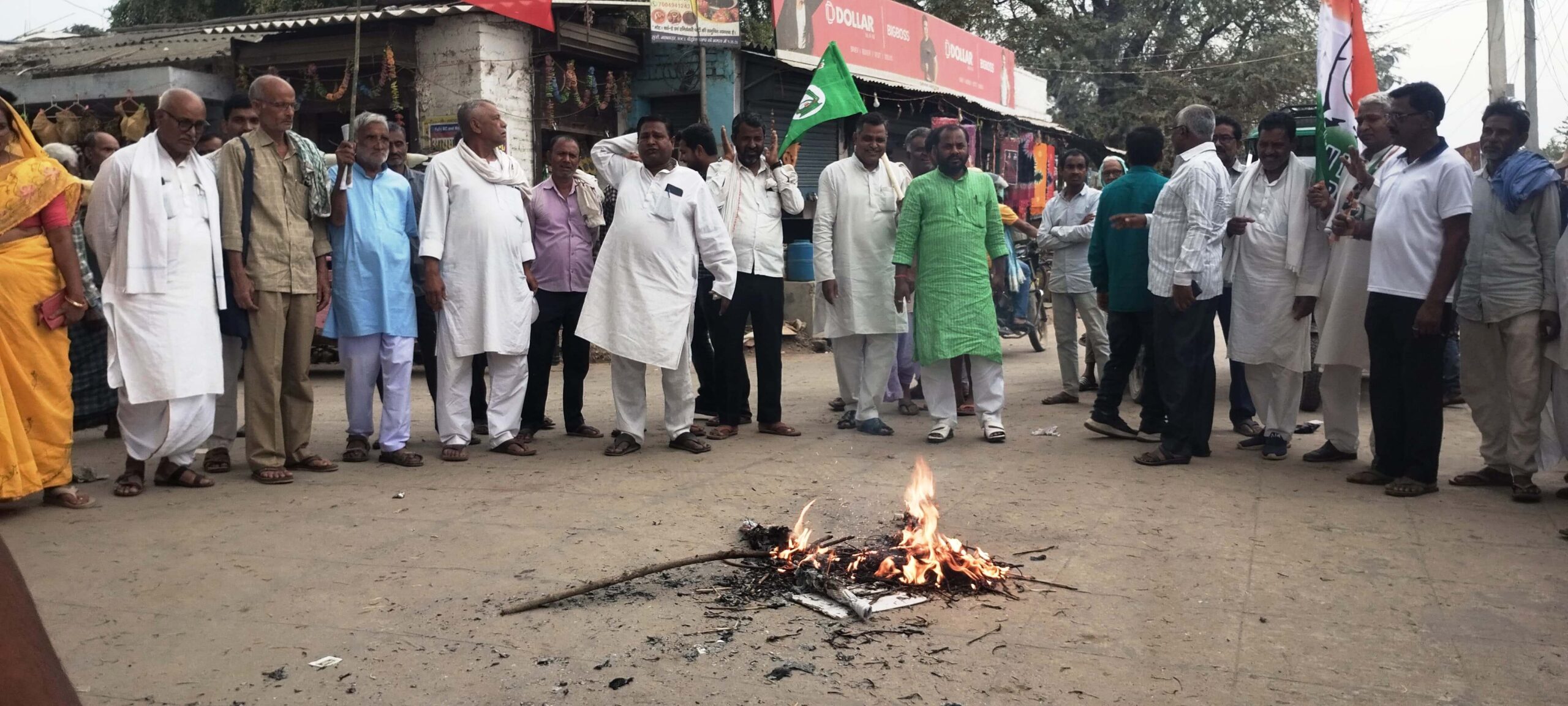 मक्का अनुसंधान केंद्र के स्थानांतरण के खिलाफ महागठबंधन कार्यकर्ताओं ने कृषि मंत्री का फूंका पुतला 2