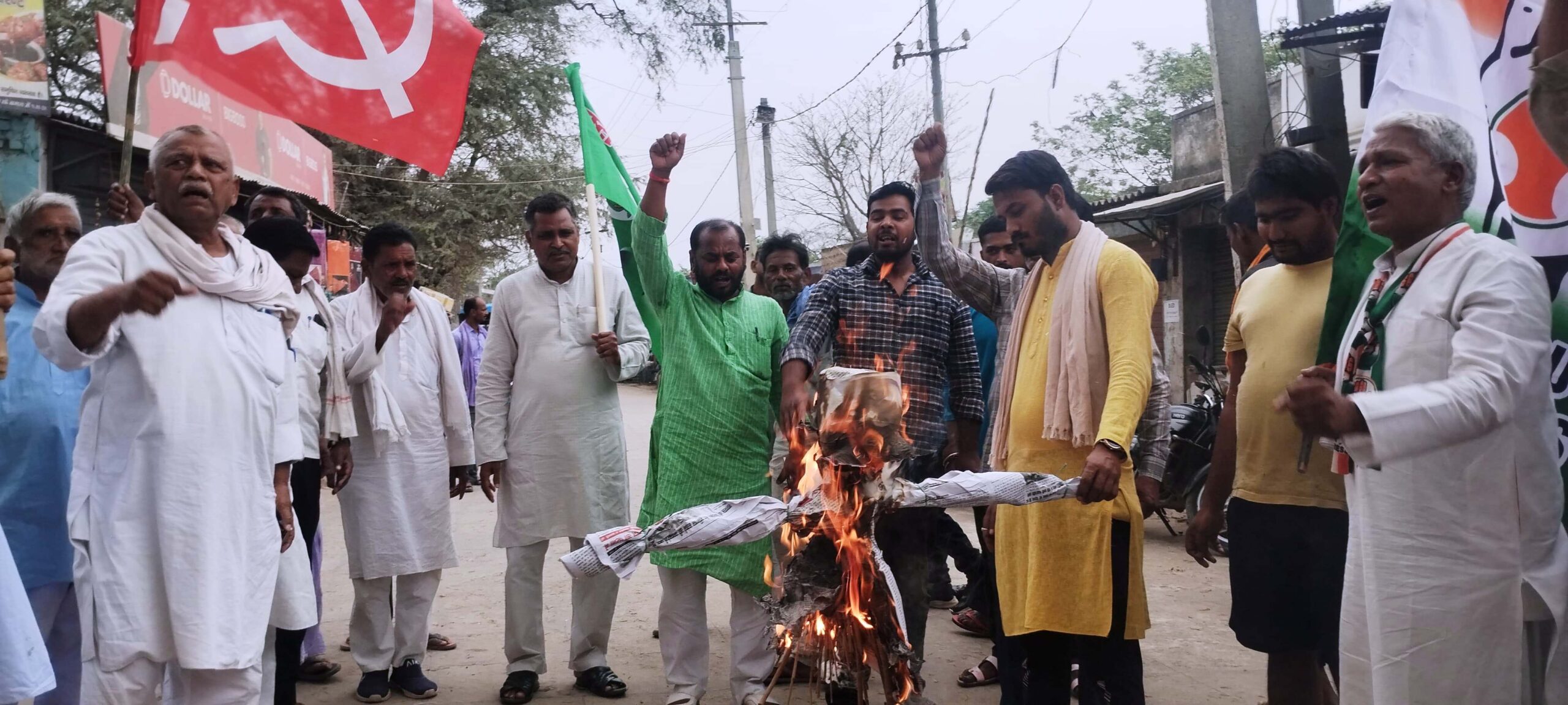 मक्का अनुसंधान केंद्र के स्थानांतरण के खिलाफ महागठबंधन कार्यकर्ताओं ने कृषि मंत्री का फूंका पुतला 3